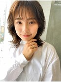 柔らかブラウンの外ハネミディ｜艶仕上げ