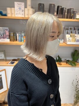 バズ(BUZZ) 外ハネ/ホワイトボブ