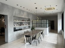 アースコアフュールボーテ 太田店(EARTH coiffure beaute)の雰囲気（シックでモノトーン調の広々した空間）