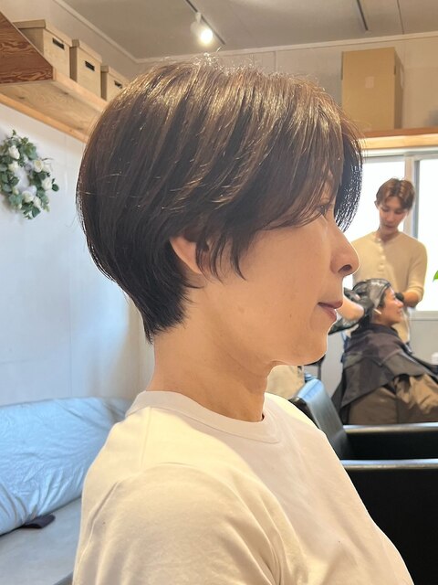 丸みショートヘアピンクベージュカラーミルクティーベージュ