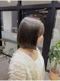 シルバーグレージュ ダブルカラー アッシュ 艶髪ボブ