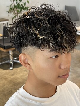 ニュート(Neut ) スキンフェードツイストスパイラルパーマハイライトケアブリーチ