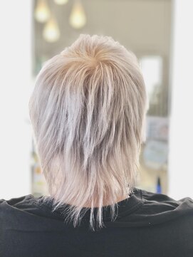 ミーティア バイ クアトロ(Meteor By QUATRO) ホワイトカラー×ショートウルフ