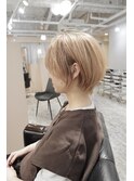 小顔マッシュショートオリーブグレーハイトーンショート