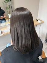 アンビス(1bis)&nbsp;赤みを抑えた艶感グレージュ