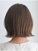 グレージュ×切りっぱなしボブ×ヌーディーヘア