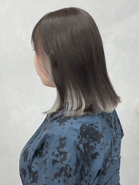 ミュラ(mulah) インナーカラーシルバーアッシュ＊切りっぱなしミディアム