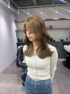 トーン(tone) ベージュヘア×くびれミディアムレイヤーカット