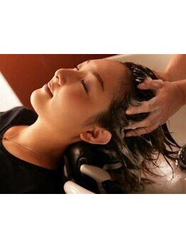 3種類のヘッドスパが人気☆お好きな香りに包まれながら、頭皮をほぐして、髪も心も健康的に♪