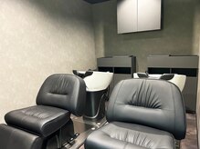 アットチルプラスグランジュ(@chill＋granze)の雰囲気（フルフラットのシャンプー台で、徹底ケア。日頃の疲れを癒します）