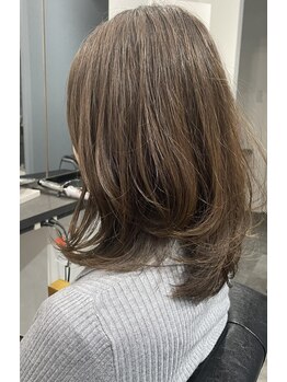 ボリュームを抑えたスタイリングで洗練されたおさまりの良いヘアスタイルを実現◎口コミでも高評価のサロン