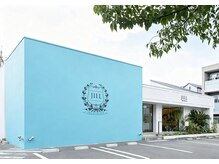 ジルトータルビューティーサロン 河内花園店 (JILL)の雰囲気（透き通った空の青さのようなブルーの壁が目印です）