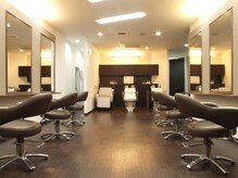 ヘアー メイク ラジック 砥堀店(Hair Make RASIC)の雰囲気（白とブラウンを基調にした、清潔感ある店内）