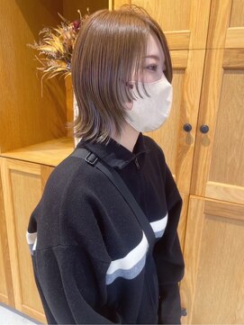 リコ(liko) 外ハネ×顔周りレイヤースタイル