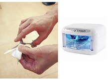 紫外線消毒器と拭き消毒が行える設備を整えております。