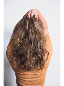 ミエル ヘア 新宿(miel hair) 〈mielhair新宿〉かきあげレイヤーセミディ　イルミナ