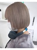 ”Sakabe"ヘッドフォンとベージュボブ
