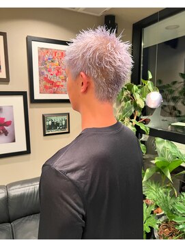 メゾン アヴァロ(Maison Avallo) ホワイトベージュのスパイキーショート