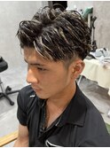 パーマ × 黒髪 × 金メッシュ