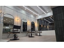 ヘアーメイク アルブル(HAIR MAKE Arbre)の雰囲気（夜でも髪の毛がキレイに見える照明にこだわりました。）