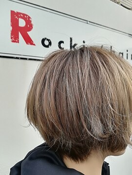 ロッキンヘアー(Rockin' hair) ホワイトベージュのナチュラルショート（丸みショート）