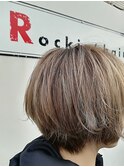 ホワイトベージュのナチュラルショート(丸みショート)