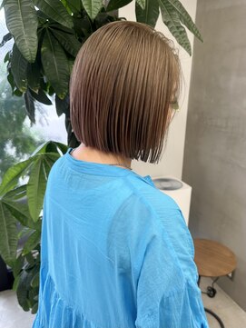 アンバー(UMBER) ミルクティーベージュ 全頭ブリーチ