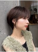 ベージュ夏カラー流し前髪丸みショートボブ