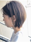長さを感じるショートヘア