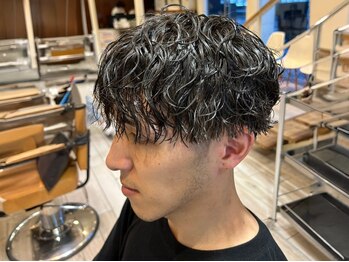 クラップス 横須賀中央店(CLAPS)の写真/《*ショート×ツイストスパイラルパーマが人気*》清潔感のあるスタイルで、ビジネスシーンでも◎[眉毛]