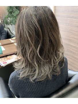 アフロートpd+ KOBE(AFLOATpd+) お客様フォト。バレイヤージュ×シルバーベージュ☆