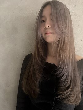 ミカン(mikan) 透け感グレージュで叶う美髪ロング