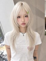ノラ シンディ(NORA CYNDY) ブリーチハイトーンカラーホワイトブロンドハッシュカット