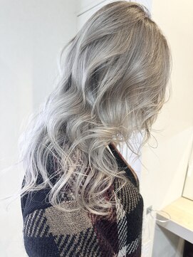 リア 布施店(Lia) ホワイトシルバー