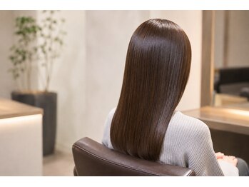 プラーチェ 古淵店(Plaatje)の写真/厳選薬剤を髪質に合わせてご提案。なめらかな手触りと艶感が続く自然な縮毛矯正へ◎