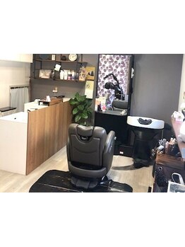1席のみプライベートサロン◇スタイリスト1名のみのマンツーマン施術でゆったりくつろげる―