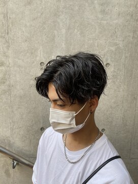ウノプリールヴァモス(unopulir Vamos) 前下がりセンターパートメンズ大人ヘア刈り上げツーブロック