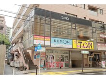 ズッカ(ZuKKa)の雰囲気（左側、路地横の階段を上がった2Fに店舗がございます。[髪質改善]）