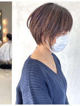 コード(Chord) シークレットhighlight、襟をおさめた大人女性ショート［谷合