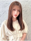 顔まわりからふんわりと重なる毛先のカールがフェミニンを演出