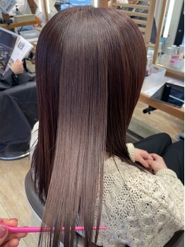 ローグ(Logue)の写真/こだわりの酸性ストレートで髪質改善。ダメージを最小限に抑え、ツヤ感のあるナチュラルなストレートへ。