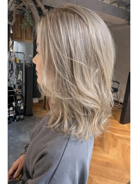 ホワイトグレージュ