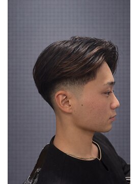 ワンワンオー バーバーショップ 長浜店(@110 BARBER SHOP) 爽やかさとエッジを両立！フェード×センターパートスタイル