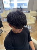 スーツ短髪ツーブロック束感黒髪シークレットパーマ流行