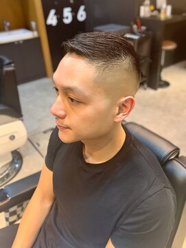 フランクスバーバー アンド ビアークラブ(FRANK'S BARBER and BEER CLUB) 0mmフェードかき上げヘアコンマヘアショートレイヤーテクノr