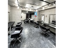 黒とグレーを基調とした落ち着いた雰囲気です♪