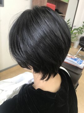 レゴリス(REGOLITH) ショートヘアスタイル。