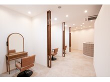 【全席半個室空間☆マンツーマンなので人が変わることなく一人のスタイリストが全てを仕上げます】