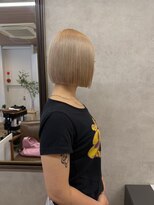 ウタリ(utari)&nbsp;夏に映える、ぱつっとハイトーンボブ