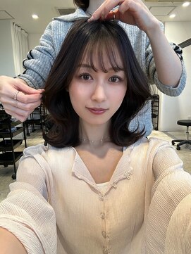 アイヴィ 表参道(IVY) 透明感グレージュカラーくびれミディアム【肥田亜沙美】